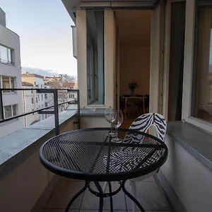 https://apartmeet-krakovska.praguehotelsweb.com